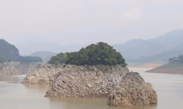 Hồ thủy điện Hòa Bình cạn bất thường, mực nước xuống thấp kỷ lục