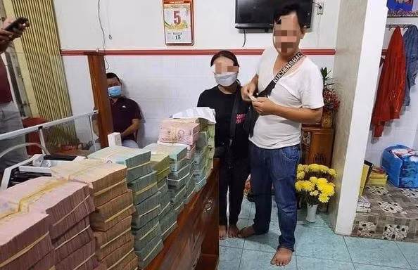 Xôn xao 3 người mua 14 tờ vé số, trúng độc đắc 28 tỷ đồng 
