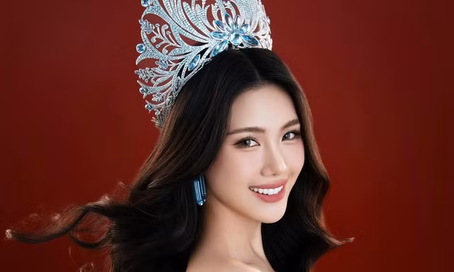 Không thể nhận ra Hoa hậu Bùi Quỳnh Hoa trong bộ ảnh mới chụp cùng vương miện