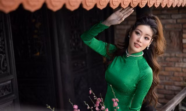 Hoa hậu Khánh Vân rất thích diện kiểu dáng áo dài này để khoe trọn lợi thế hình thể