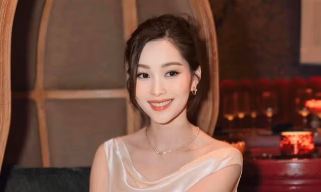 Hoa hậu Đặng Thu Thảo gây trầm trồ khi xuất hiện với bộ trang sức hơn 2 tỉ đồng
