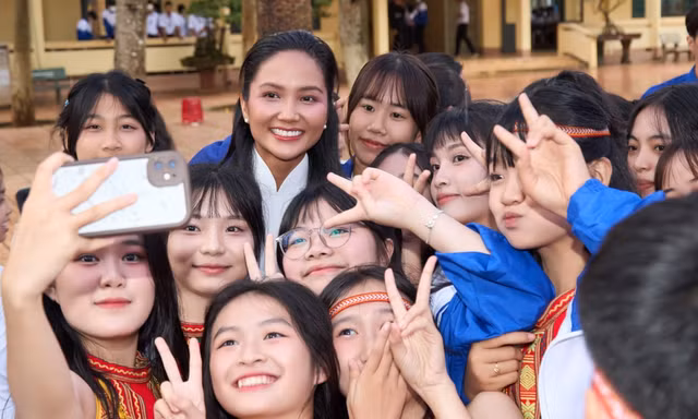 Hoa hậu H’Hen Niê diện áo dài trắng tham dự kỷ niệm 25 năm thành lập trường cũ