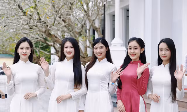 Tà áo dài phủ kín hội trường Ngày hội Tuyển sinh Hoa hậu Việt Nam tại Huế