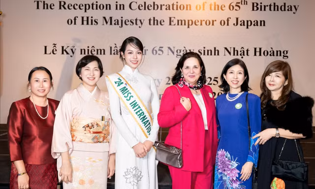 Hoa hậu Thanh Thủy tham dự lễ kỷ niệm 65 năm ngày sinh Nhật Hoàng Naruhito