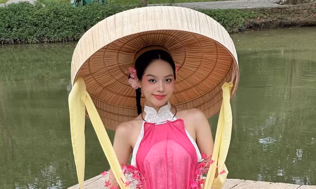 Hoa hậu Thanh Thủy khoe ảnh đón Tết sớm với áo dài cách điệu và nón ba tầm