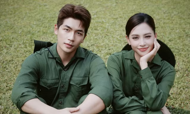 Bộ ảnh đáng yêu chào mừng Đại lễ của Hoa hậu Tiểu Vy và diễn viên Quốc Anh