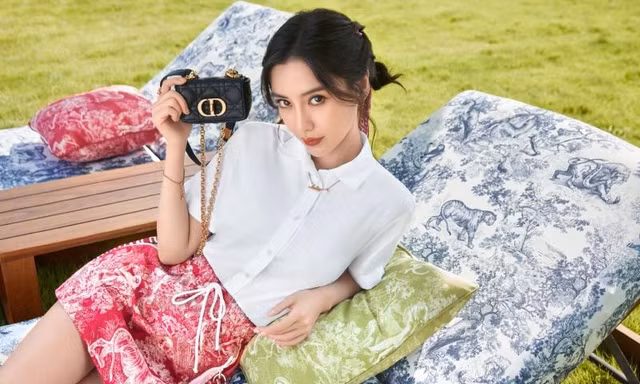 Khoe ảnh mặc đồ giới hạn của Dior, Angelababy lại bị chê vì kiểu tóc quá xuề xòa