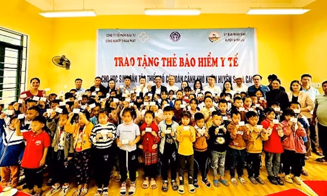 Hàng trăm học sinh nghèo Lào Cai được tặng thẻ Bảo hiểm Y tế