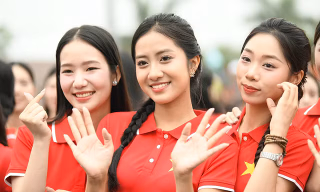 Top 41 Hoa hậu Việt Nam mặc áo cờ đỏ sao vàng dự Lễ Thượng cờ tại Hiền Lương - Bến Hải