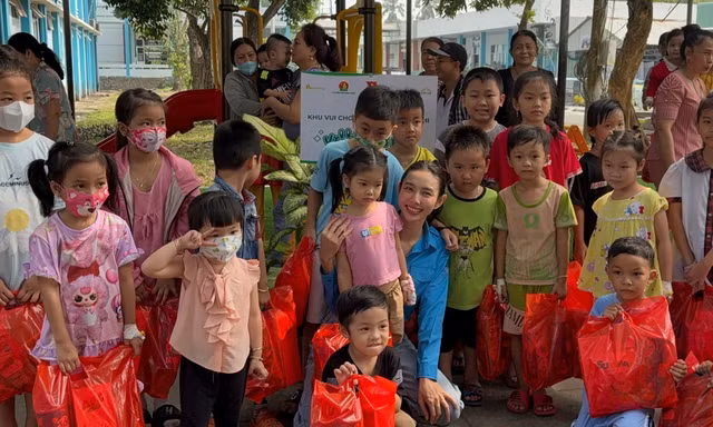 Hoa hậu Thùy Tiên cùng Hội đồng Đội TƯ trao sân chơi cho trẻ em tại miền Tây