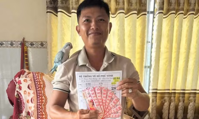 Người đàn ông trúng 7 vé số độc đắc; Khám xét Công ty Chị Em Rọt có gì?