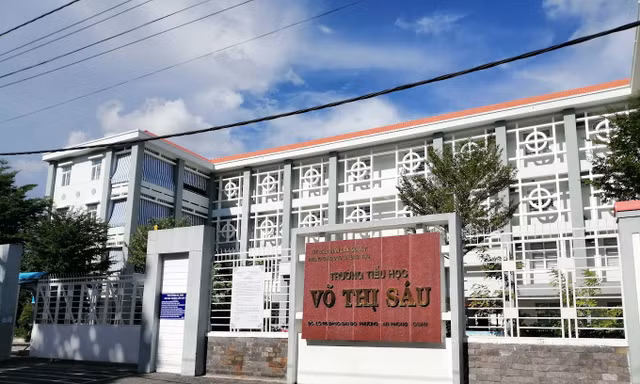 TPHCM: 21 học sinh đau bụng, nôn ói sau khi đi học về
