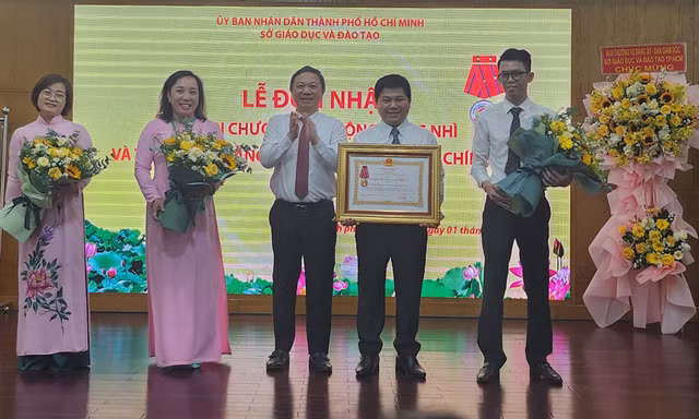 Văn phòng Sở GD&ĐT TPHCM lần đầu nhận Huân chương lao động hạng nhì