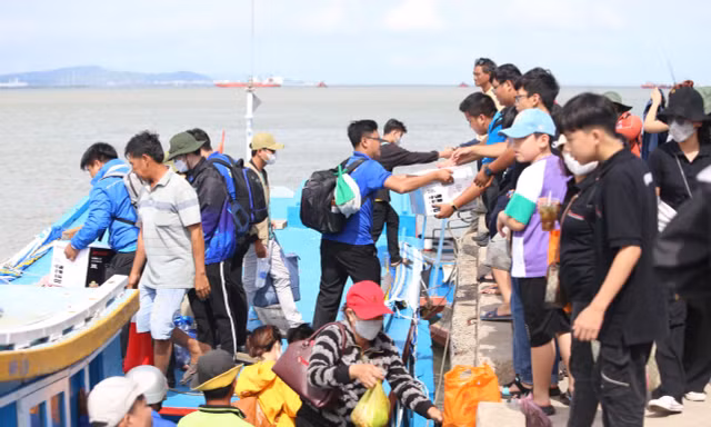 Bậc THCS ở TPHCM không phải đóng học phí, học sinh xã đảo được miễn tiền đi đò