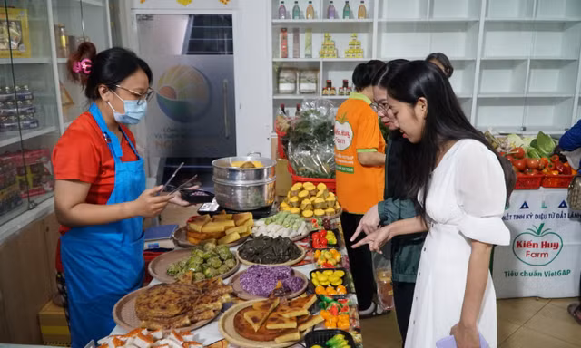 Phiên chợ bán bánh chưng đất Tổ ngày 24 Tết 