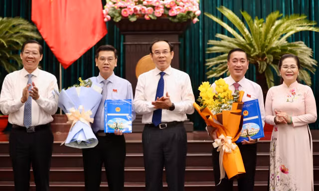 Trao nghị quyết, quyết định phê chuẩn các chức danh lãnh đạo TPHCM