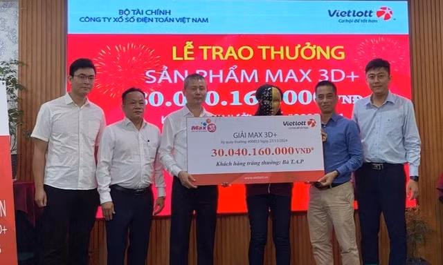 TPHCM 24/7: Người phụ nữ trúng cùng lúc 30 giải đặc biệt Vietlott; Lạnh 20 độ dịp Giáng sinh 