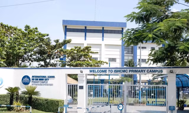 TPHCM: Trường Quốc tế phát sách tả cảnh gợi dục cho học sinh lớp 11