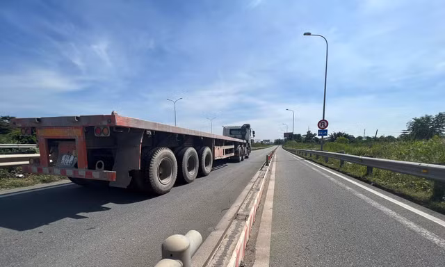 Dải phân cách đường dẫn cao tốc tại TPHCM 'bốc hơi' nhiều đoạn