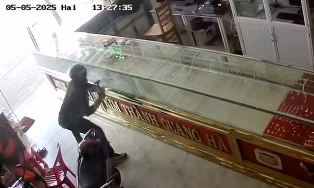 Găng tay dính máu vạch mặt kẻ cướp tiệm vàng; Lý do nhà ga T3 sân bay Tân Sơn Nhất bị dột