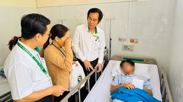 Nam sinh bị đầu độc xyanua được xét tốt nghiệp; Bồi thường tiếp viên hàng không bị thương tật 79%