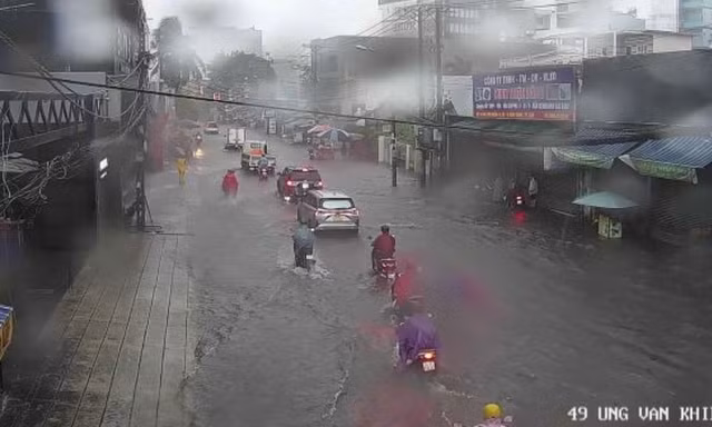 TPHCM mưa trắng trời, nhiều tuyến đường biến thành sông 