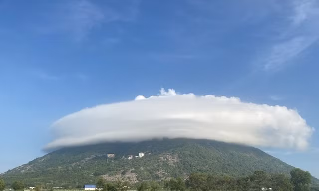 'Đĩa bay' xuất hiện ở 'nóc nhà' Đồng Nai; Bơi xuồng trong sân trường ở TP Biên Hòa
