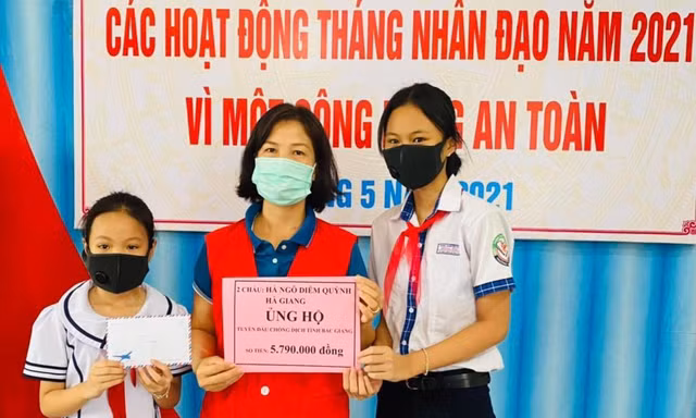 Hai chị em Diễm Quỳnh và Hà Giang đã đập heo đất để góp sức cùng chiến sĩ tuyến đầu chống dịch Bắc Giang