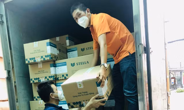 Chiều nay 31/8, 34 nghìn liều thuốc kháng virus dành cho F0 được vận chuyển đến cho bệnh nhân- Ảnh N.L