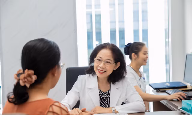 Bác sĩ tư ván cho bệnh nhân khi đến khám ở Trung tâm Bernard TPHCM