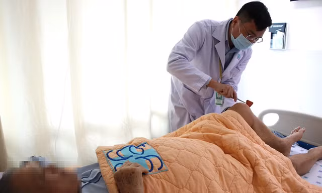 Bệnh nhân liệt hai chân sau khi cắt lể ở thầy lang đã dần ổn định sức khoẻ