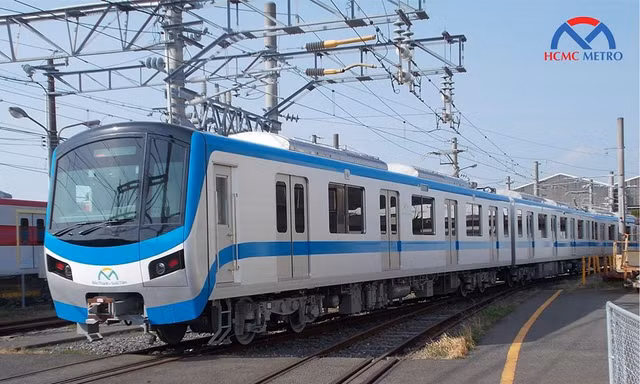 Cận cảnh đoàn tàu metro số 1 chuẩn bị đưa về TPHCM chạy thử