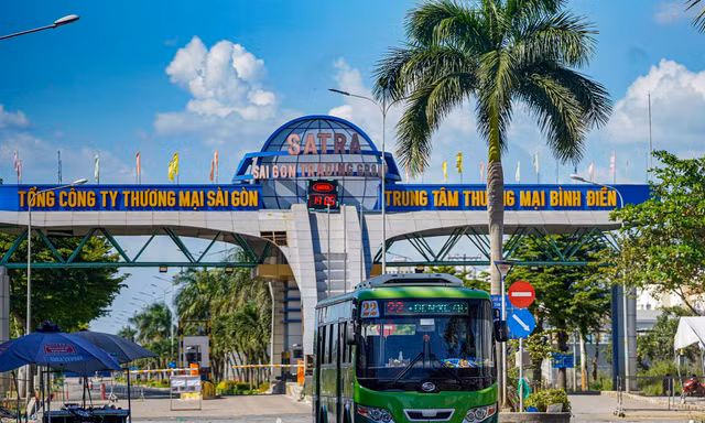 Người dân TPHCM háo hức khi xe buýt hoạt động trở lại