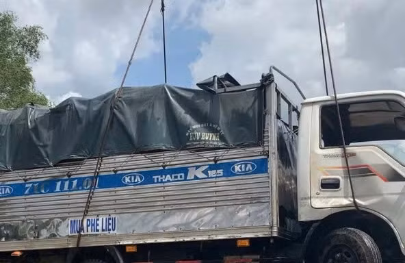 Cận cảnh trục vớt xe tải rơi xuống sông Tiền khi đang qua phà
