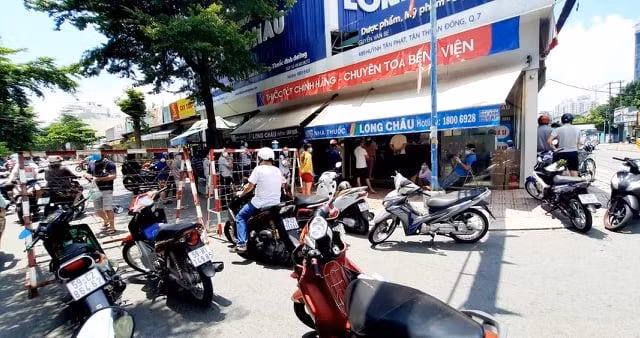 Xếp hàng dài mua thuốc phòng COVID-19 rồi ra về 'tay không'