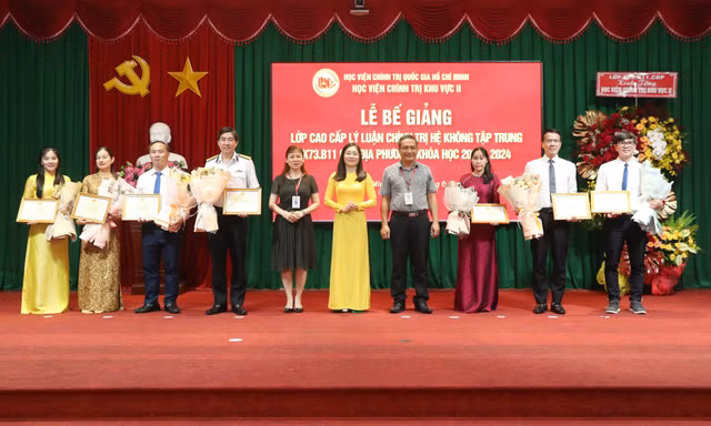 60 cán bộ dự nguồn ở 5 tỉnh thành nhận bằng cao cấp lý luận chính trị