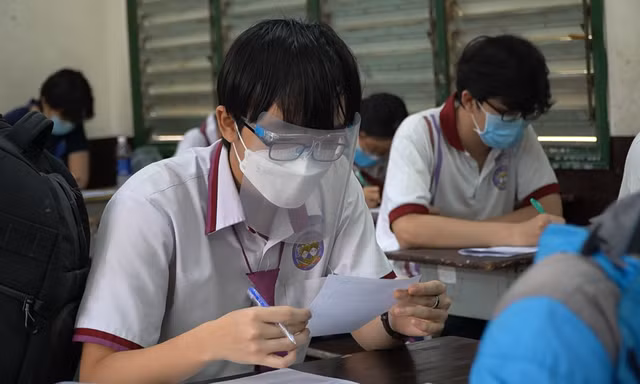 Môn thi đầu tiên kỳ thi Tốt nghiệp THPT 2021: Cổng trường không bóng người!
