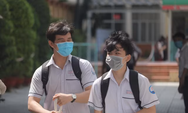 Thí sinh tự tin với câu hỏi "sống cống hiến", "Sóng" có "đánh chìm" điểm thi Văn?