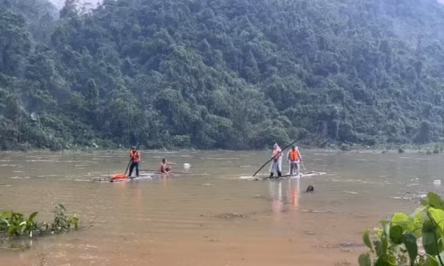 Truy tìm tung tích người đuối nước. 
