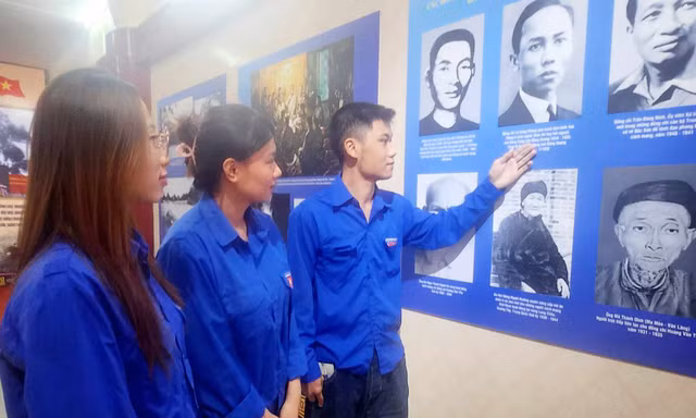 Tìm hiểu, học tập thân thế sự nghiệp Hoàng Văn Thụ (ảnh: Duy Chiến)