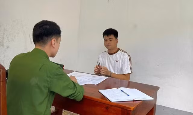 Đối tượng Hoàng Đức Tiến tại cơ quan công an. 