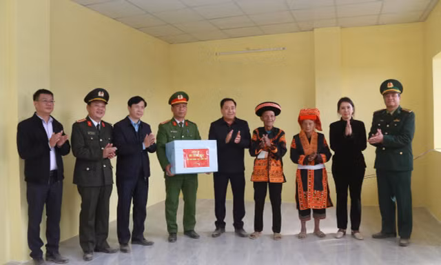 Người dân tộc dao trên đỉnh Mẫu Sơn được ở trong căn nhà mới khang trang. 