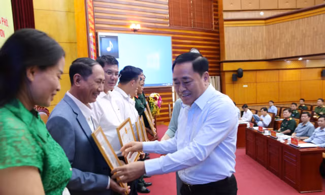 Phóng viên báo Tiền Phong nhận Bằng khen của Chủ tịch UBND tỉnh Lạng Sơn. 