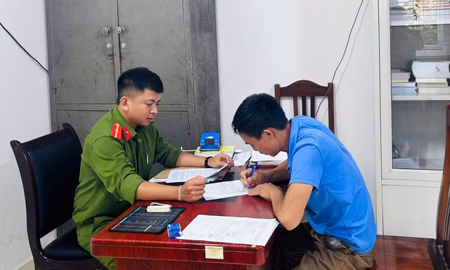 Đối tượng Vị (bên phải) khai nhận hành vi tại cơ quan công an. 
