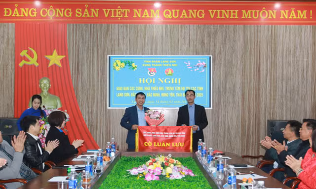 Trao cờ đăng cai hoạt động năm 2026 cho đại diện tỉnh Bắc Ninh. 
