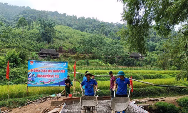 Giúp dân xây dựng nông thôn mới -Ảnh: PV