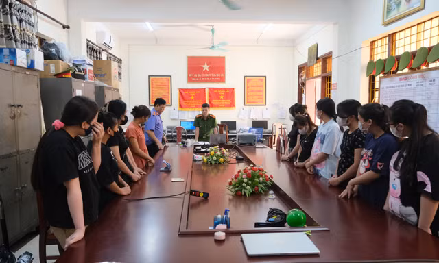 Các đối tượng tại cơ quan công an. Ảnh: G.H