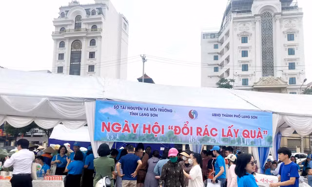 Sôi nổi ngày hội đổi rác lấy quà. Ảnh: Duy Chiến 