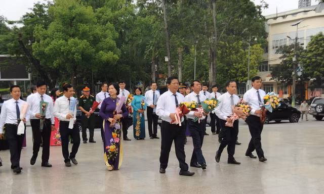 Dâng hoa tại tượng đài Chủ tịch Hồ Chí Minh ở thành phố Cao Bằng. Ảnh: V.T