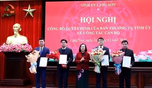 Các lãnh đạo được điều động, bổ nhiệm nhận quyết định, hoa chúc mừng. 